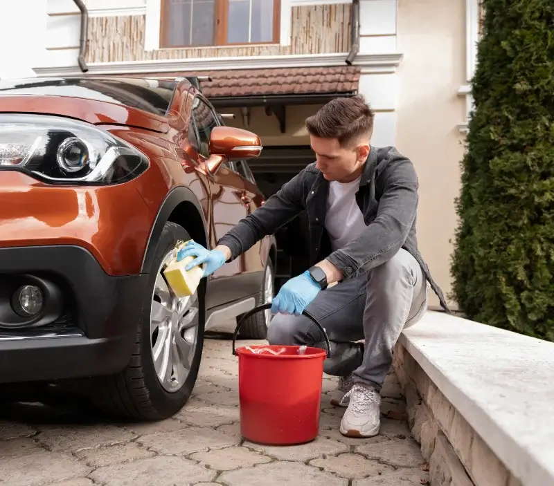 Lavage auto à domicile La Cour-Marigny : professionnel intervenant sur un véhicule